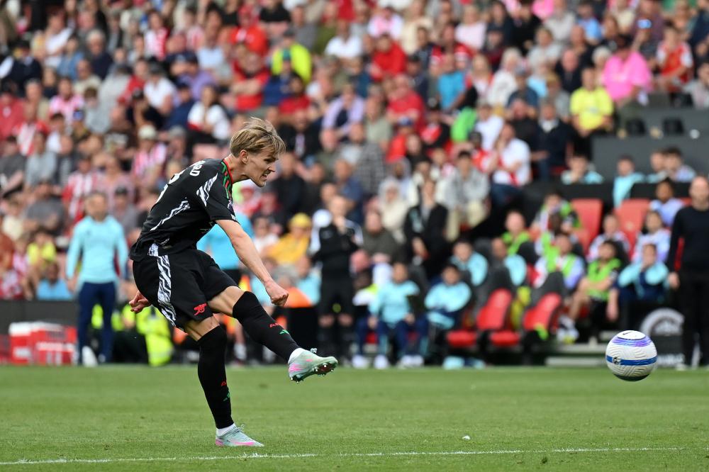 两位体坛巨星会面，樊振东欢乐开怀非常松驰，齐达内眼中充满欣赏